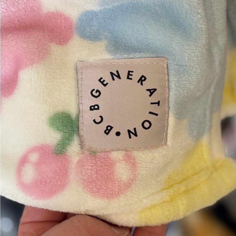 BCBGeneration Easter Oversized Throw - Picture 4 of 7